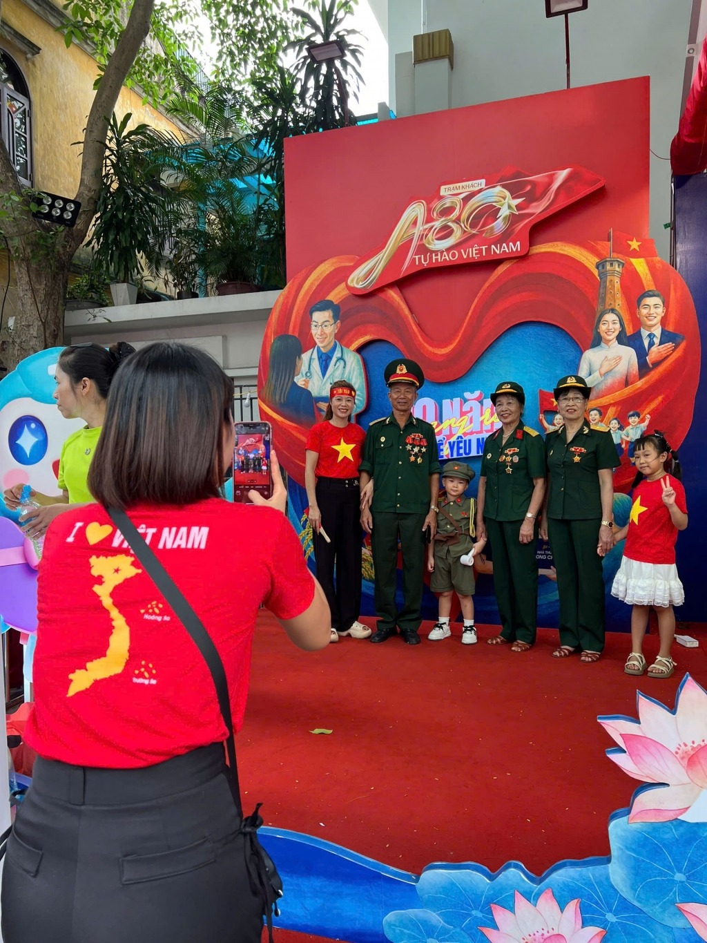 Người dân có thể nghỉ ngơi, thưởng thức đồ uống, đồng thời check-in lưu giữ những khoảnh khắc đặc biệt bên những tác phẩm nghệ thuật và ấn phẩm tuyên truyền mang đậm tinh thần tự hào dân tộc.