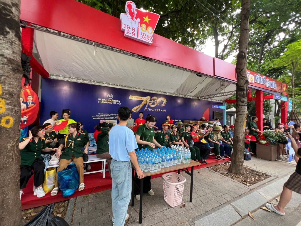 Các Trạm khách là điểm dừng chân thân thiện, giúp người dân - đặc biệt là người cao tuổi, trẻ em, người khuyết tật… có không gian nghỉ ngơi, được hỗ trợ nước uống, quạt mát, chỗ ngồi.