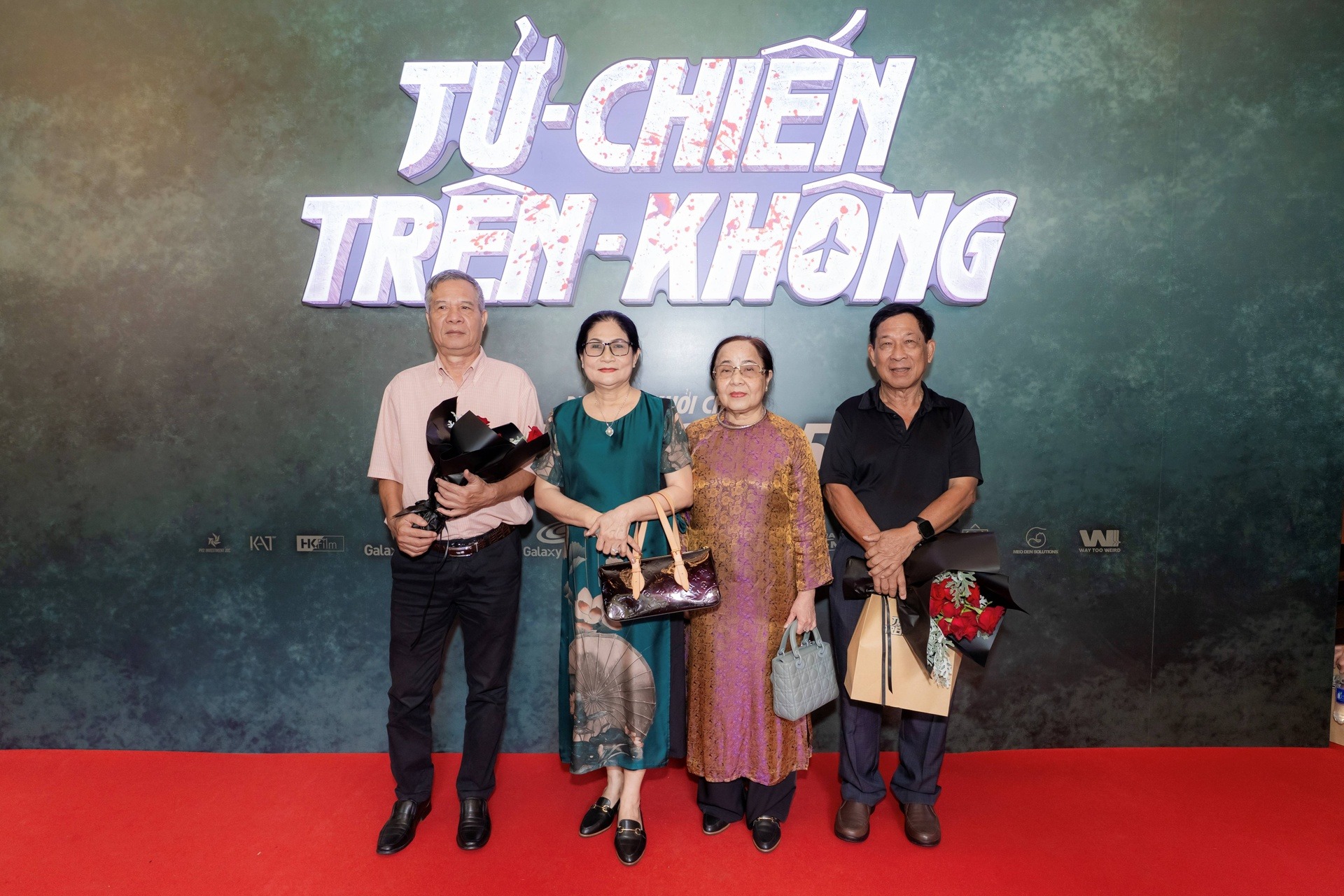 Từ phải sang: &Ocirc;ng Phạm Trung Nam - cơ trưởng chuyến bay; b&agrave; Huỳnh Thu C&uacute;c v&agrave; b&agrave; Ng&ocirc; Kim Thanh - tiếp vi&ecirc;n h&agrave;ng kh&ocirc;ng; &ocirc;ng Nguyễn Văn Hương - hoa ti&ecirc;u chuyến bay (người dẫn đường). Ảnh: NVCC.