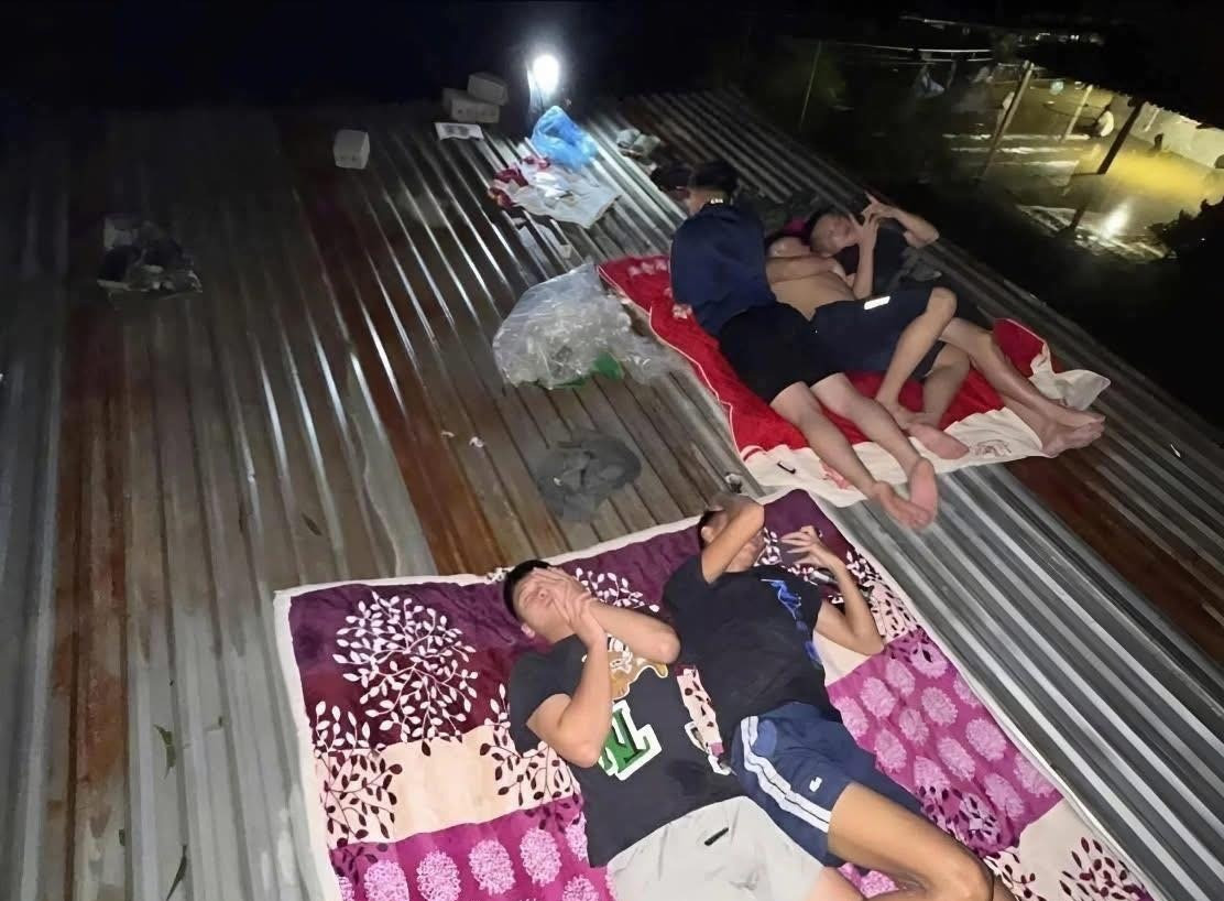 Hình ảnh người dân ở huyện Tân Kỳ (cũ) ngủ trên nóc nhà do nước ngập