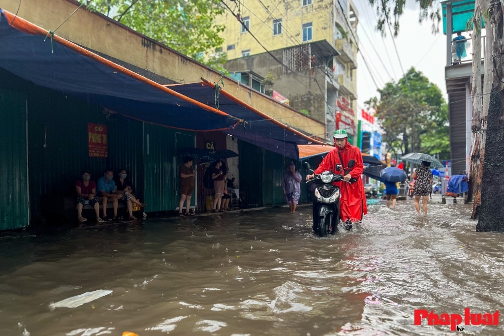 Cơn mưa lớn tầm tã ngày 30/9 đã khiến nhiều tuyến phố nội đô Hà Nội ngập nặng. (Ảnh: Khánh Huy)