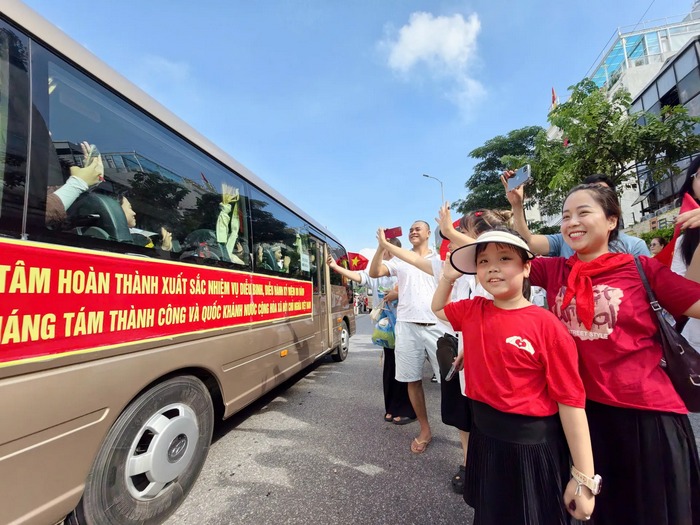 Không khí trang nghiêm của buổi lễ dần nhường chỗ cho sự xúc động, bịn rịn khi người dân nán lại, vẫy tay chào tạm biệt những đoàn quân hùng dũng vừa đi qua.