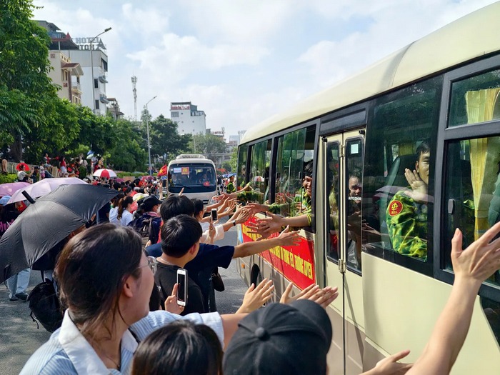 Tất cả tạo nên bức tranh sinh động về tình cảm người dân với sự kiện trọng đại của đất nước.