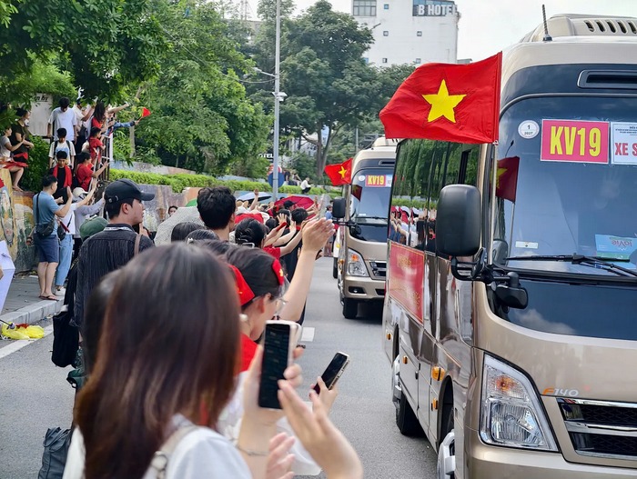 Khoảnh khắc bịn rịn chia tay trên đường Trần Khánh Dư không chỉ là cuộc chia tay giữa người dân với khối diễu binh, diễu hành, mà còn là sự khẳng định niềm tin son sắt vào con đường dân tộc đã lựa chọn. Trong ánh mắt lưu luyến ấy, có niềm tự hào, có trách nhiệm và khát vọng về một Việt Nam hòa bình, phát triển, vững bước trên chặng đường mới.