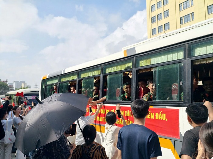 Khi chương trình chính thức kết thúc đến cuộc chia tay, những tràng pháo tay vẫn không ngừng vang lên. Người dân Thủ đô, từ các cụ già tóc bạc đến em nhỏ theo chân cha mẹ, đều cảm nhận niềm tự hào dân tộc lan tỏa.
