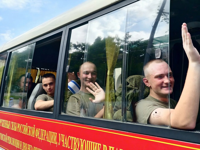 Đoàn quân nhân Nga lên ô tô rời Hà Nội.