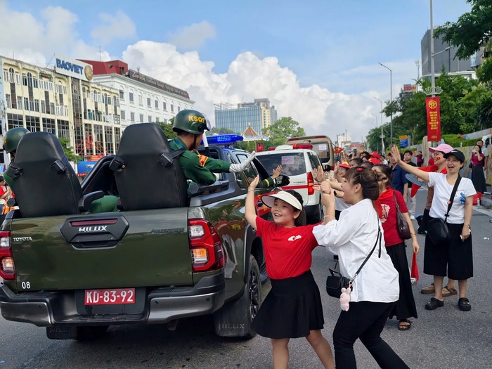 Những cái chạm tay đầy cảm xúc của dân với quân.