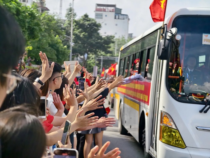 Hàng nghìn người có mặt để chào tạm biệt các đoàn diễu binh.