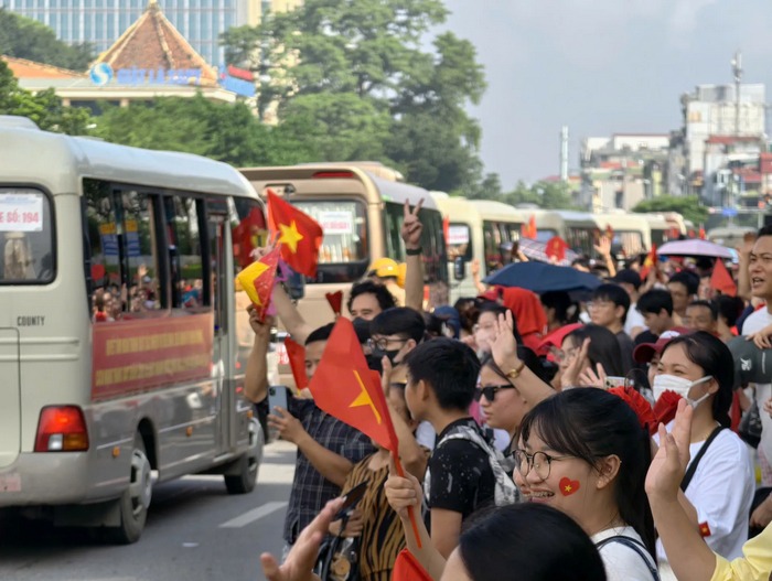 Trên đường Trần Khánh Dư, nhiều người dân nán lại khá lâu dù chương trình đã kết thúc. Họ giơ cao điện thoại ghi lại hình ảnh những khối diễu binh đi khuất dần, không ít người rưng rưng nước mắt. Các cựu chiến binh xúc động bắt tay, chào theo kiểu nhà binh để tiễn đồng đội trẻ. Những bạn trẻ thì đồng thanh hô vang “Việt Nam! Việt Nam!” khiến cả tuyến phố bừng lên không khí tự hào.