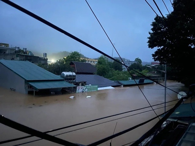 Hàng loạt nhà dân chìm trong biển nước.