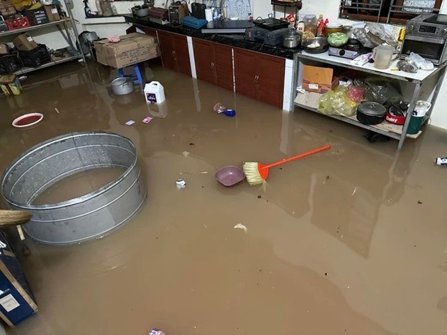Nước lũ dâng cao gây ngập nhà dân ở Hà Giang.