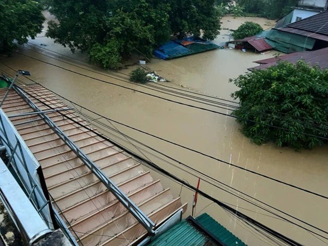 Nước lũ dâng cao đến tận nóc nhà dân ở Hà Giang.