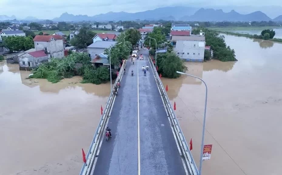 Mực nước sông Bùi đang lên. Ảnh: PV