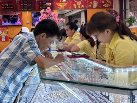 Nhiều người chùn tay khi mua vàng bởi giá quá cao. Ảnh minh hoạ