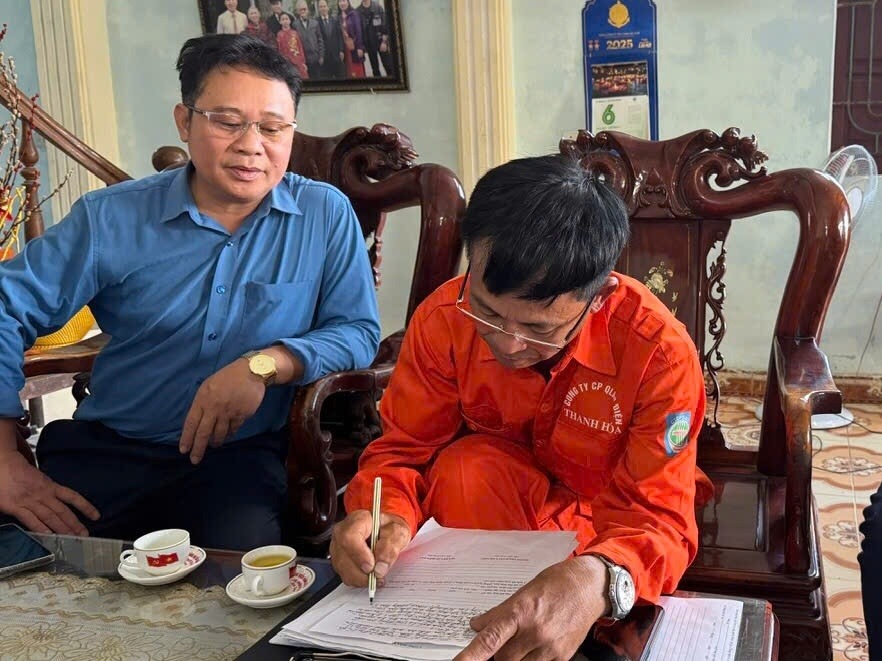 Đại diện Hợp tác xã dịch vụ điện năng Quảng Hùng ghi biên bản xác minh sự việc với khách hàng. Ảnh: EVNNPC.