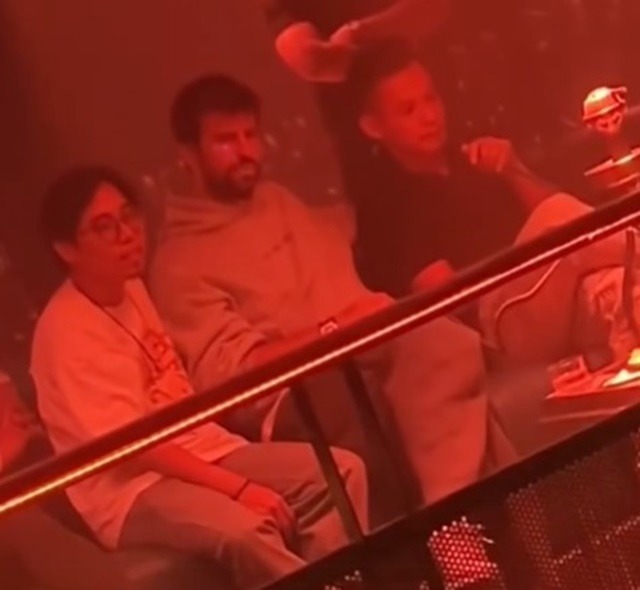 Hình ảnh Độ Mixi sử dụng shisha trong 1 quán bar được ghi lại.