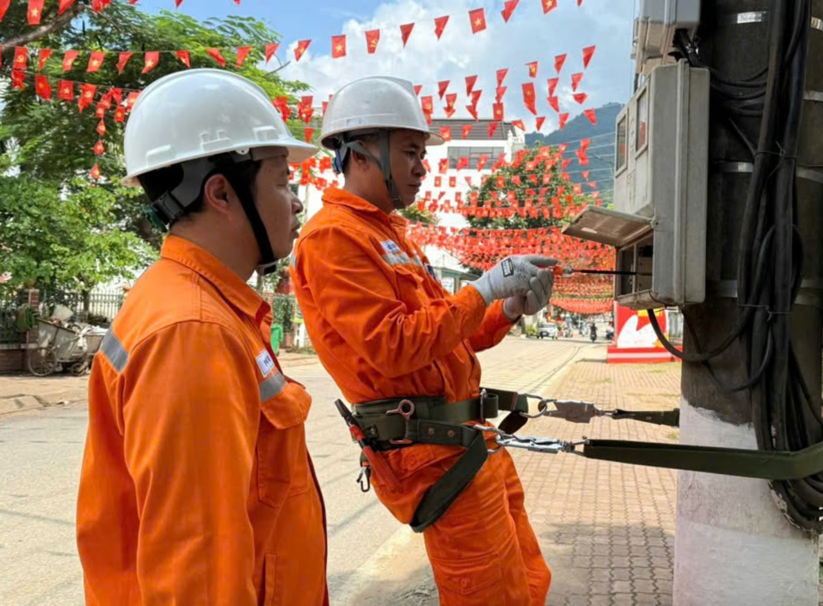 Tổng c&ocirc;ng ty Điện lực miền Bắc lưu &yacute; mọi thắc mắc về h&oacute;a đơn điện sẽ được tiếp nhận, kiểm tra v&agrave; x&aacute;c minh minh bạch. Ảnh: EVNNPC
