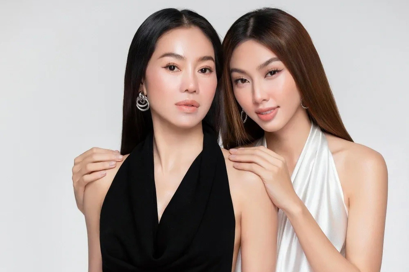 "B&agrave; tr&ugrave;m hoa hậu" Phạm Thị Kim Dung (tr&aacute;i) v&agrave; hoa hậu Th&ugrave;y Ti&ecirc;n (Ảnh: Sen V&agrave;ng).