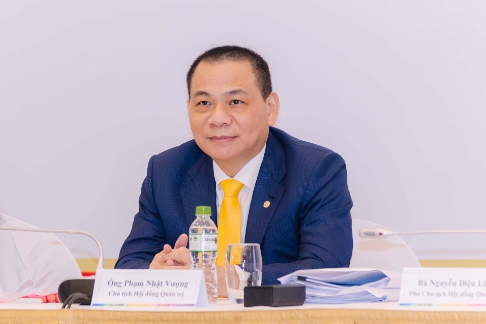Chủ tịch Vingroup Phạm Nhật Vượng vẫn li&ecirc;n tục "tiếp m&aacute;u" cho VinFast