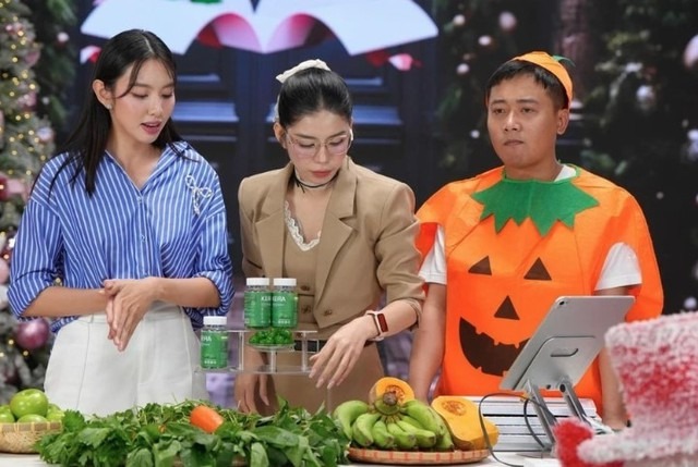 Hoa hậu Thùy Tiên, Hằng Du Mục, Quang Linh Vlogs (từ trái qua) trong một lần livestream bán kẹo Kera (Ảnh cắt từ clip).
