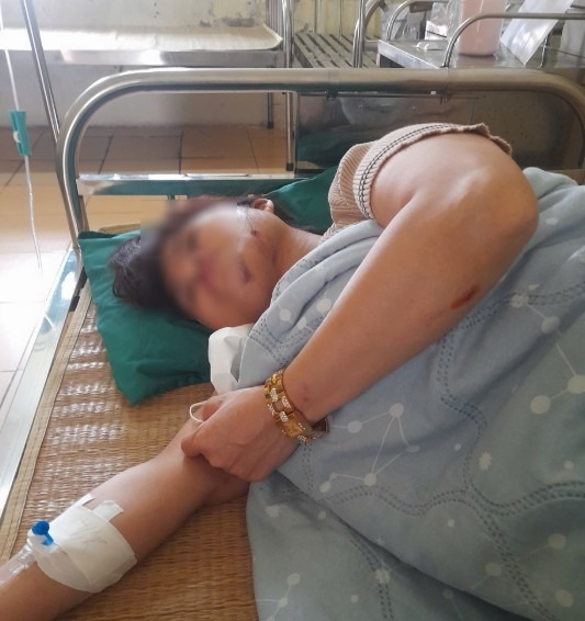 Chị Đinh Mỹ A. được đưa đi cấp cứu trong t&igrave;nh trạng đau bụng dữ dội