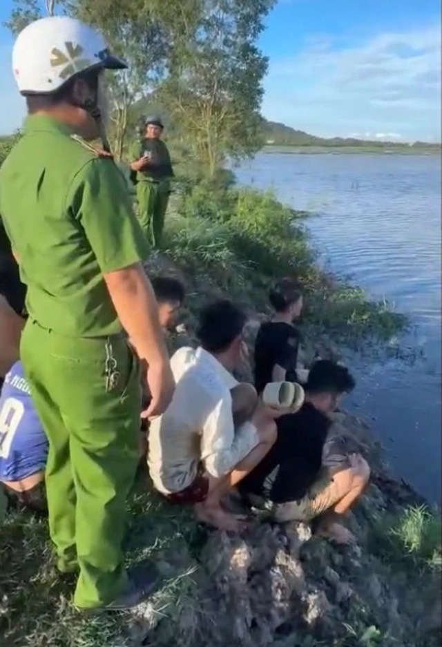 Lực lượng công an các xã giáp biên với Trung tâm cai nghiện Kiên Hảo đã vây bắt người trốn trại cai nghiện. Ảnh: MINH KHANG