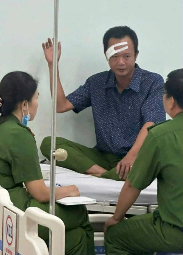 Lực lượng công an thăm hỏi người bị nhóm cai nghiện tấn công trước khi bỏ trốn - Ảnh: Bạn đọc cung cấp