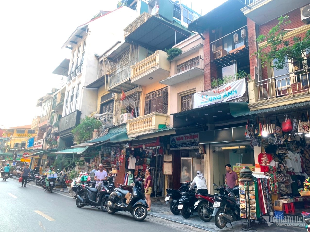 Gi&aacute; nh&agrave; khu vực phố cổ cao ngất ngưởng