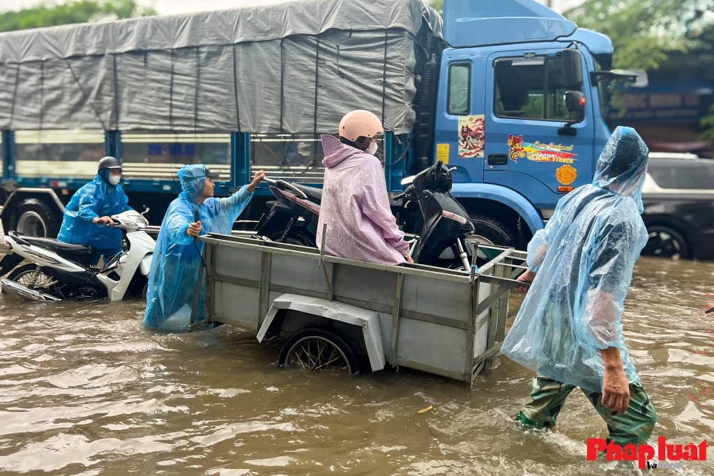 Mưa lớn trong khoảng thời gian từ 6h đến 11h s&aacute;ng 7/10 sẽ khiến nhiều điểm tại H&agrave; Nội bị ngập s&acirc;u. Ảnh: Kh&aacute;nh Huy