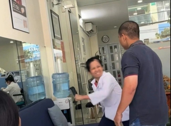 Cảnh chủ phòng khám hành hung khách hàng ở TP.HCM