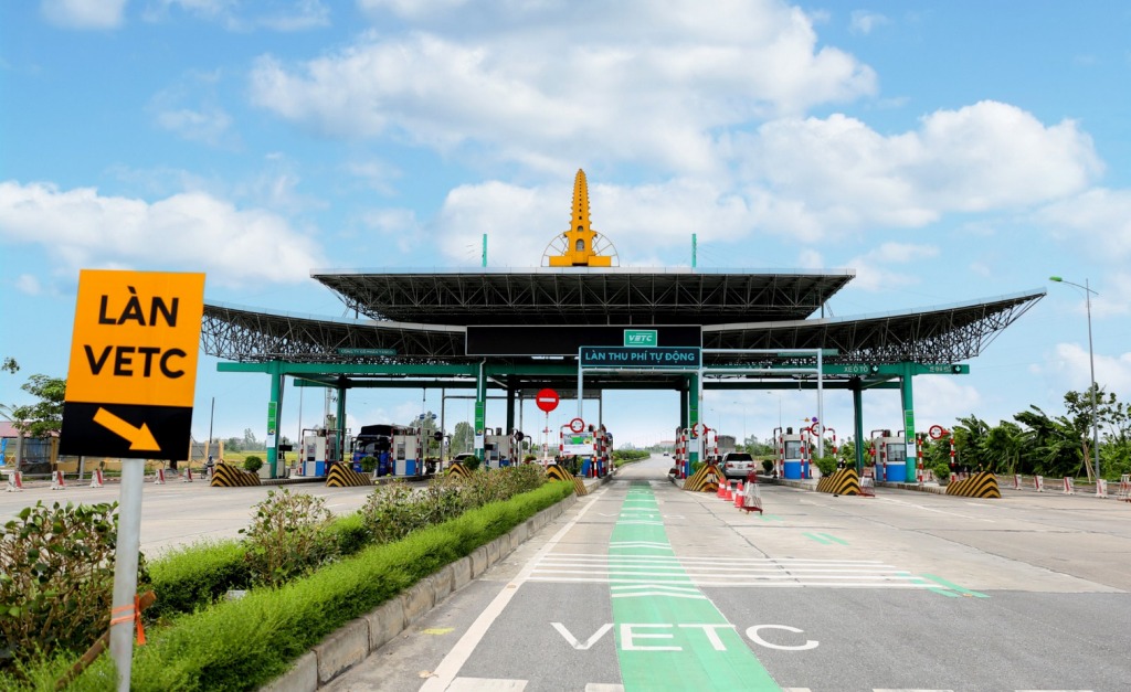 Cục Đường bộ Việt Nam đề nghị miễn phí qua trạm thu phí cho xe chở hàng cứu trợ.