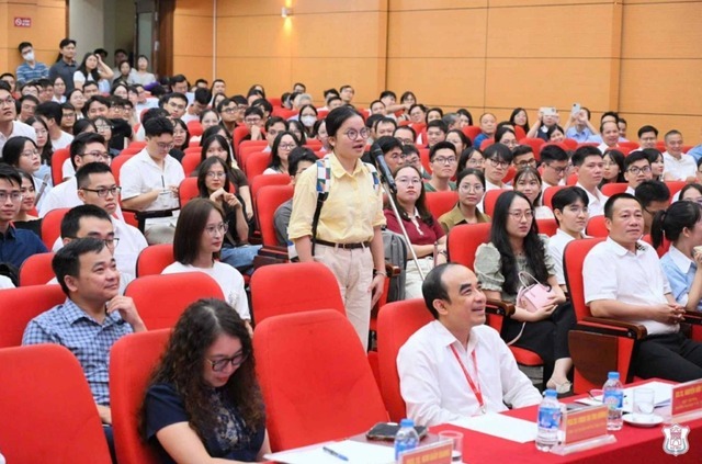 Tân bác sĩ nội trú Đặng Thị Ngọc Linh (áo vàng), top 5 điểm cao nhất, chọn chuyên ngành Nội tim mạch, tại trường Đại học Y Hà Nội, ngày 9/9 - Ảnh: Fanpage nhà trường