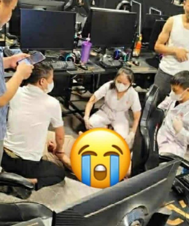 Hiện trường nam thanh ni&ecirc;n tử vong khi nằm gục tr&ecirc;n b&agrave;n.