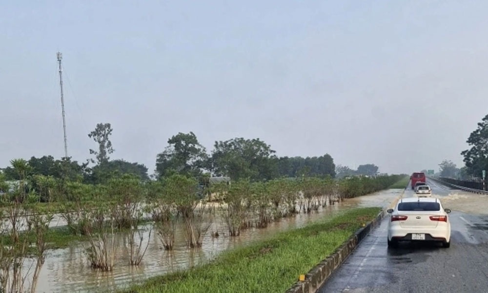 Cao tốc Hà Nội – Thái Nguyên (Km29) ngập nửa mét. Ảnh: PV