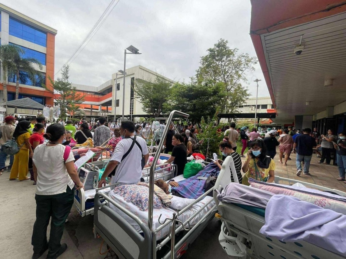 Những bệnh nh&acirc;n tại một bệnh viện được sơ t&aacute;n sau trận động tại Davao. Ảnh: Philstar