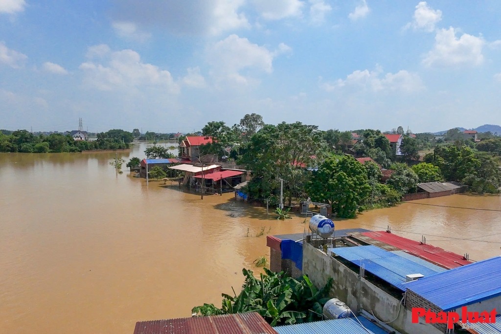 Tại xã Trung Giã, mưa lớn khiến nhiều tuyến đường, ngõ xóm ngập cục bộ. Ảnh: Khánh Huy