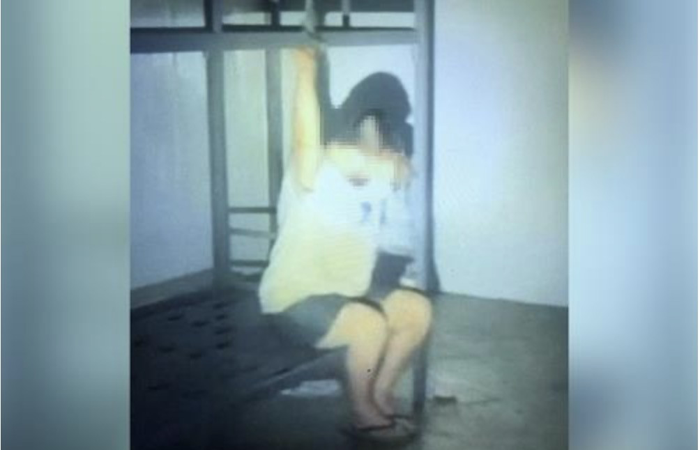 Một nạn nh&acirc;n bị tr&oacute;i v&agrave;o giường sắt tại khu trại của băng nh&oacute;m tội phạm ở Campuchia. Ảnh: Yonhap