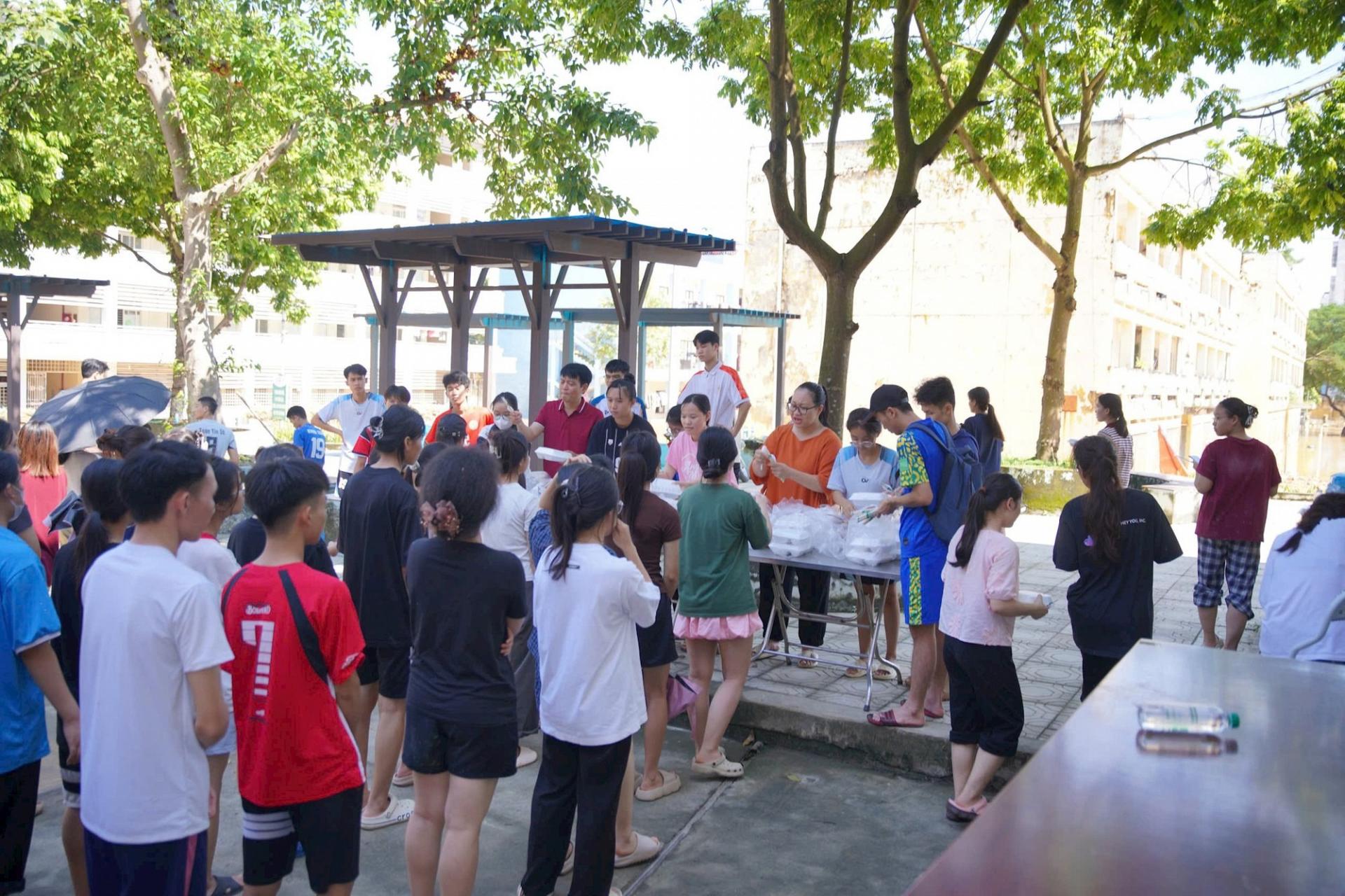Hai ngày 8 và 9-10, nhà trường tiếp nhận 6 đoàn thiện nguyện, phát hơn 2.000 suất cơm, bánh mì, mì tôm và nước uống đến từng tầng ký túc xá.