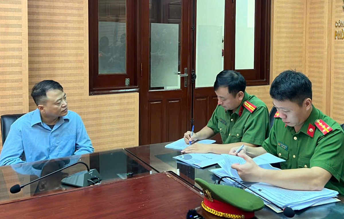 Đối tượng Nguyễn H&ograve;a B&igrave;nh tại cơ quan c&ocirc;ng an. Ảnh: CACC