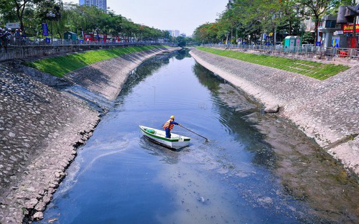 Tr&ecirc;n d&ograve;ng s&ocirc;ng T&ocirc; Lịch vẫn c&ograve;n kh&ocirc;ng &iacute;t r&aacute;c thải tr&ocirc;i nổi