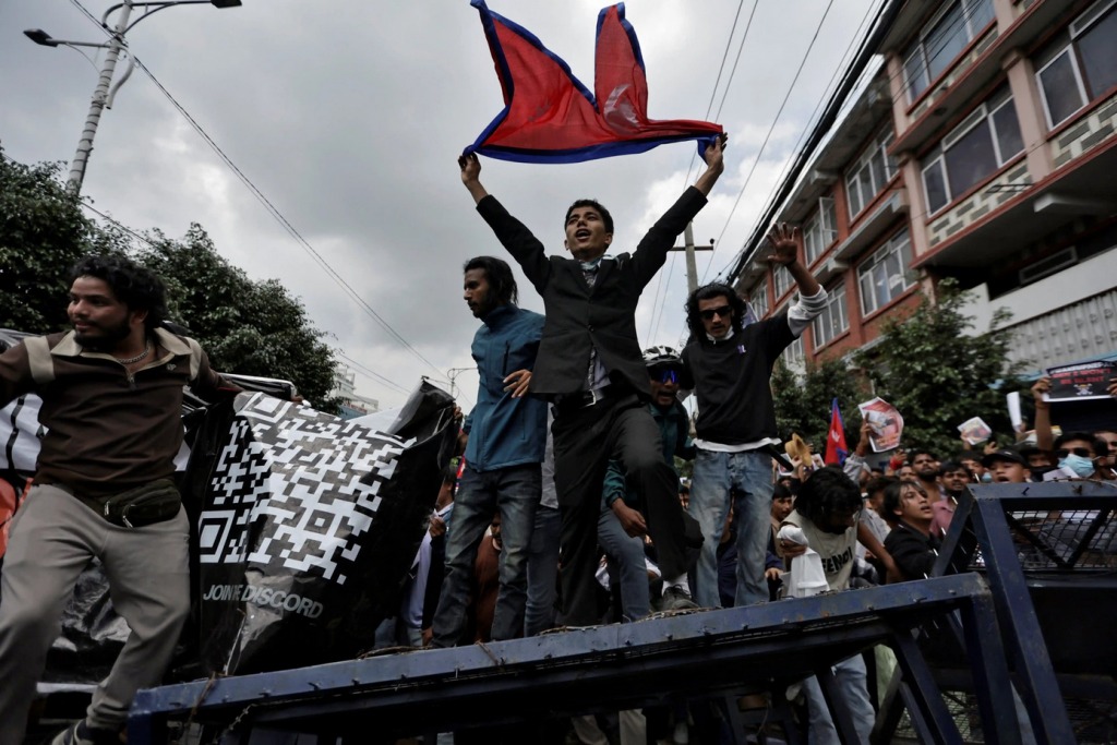 Hàng chục nghìn thanh niên Gen Z Nepal xuống đường biểu tình.
