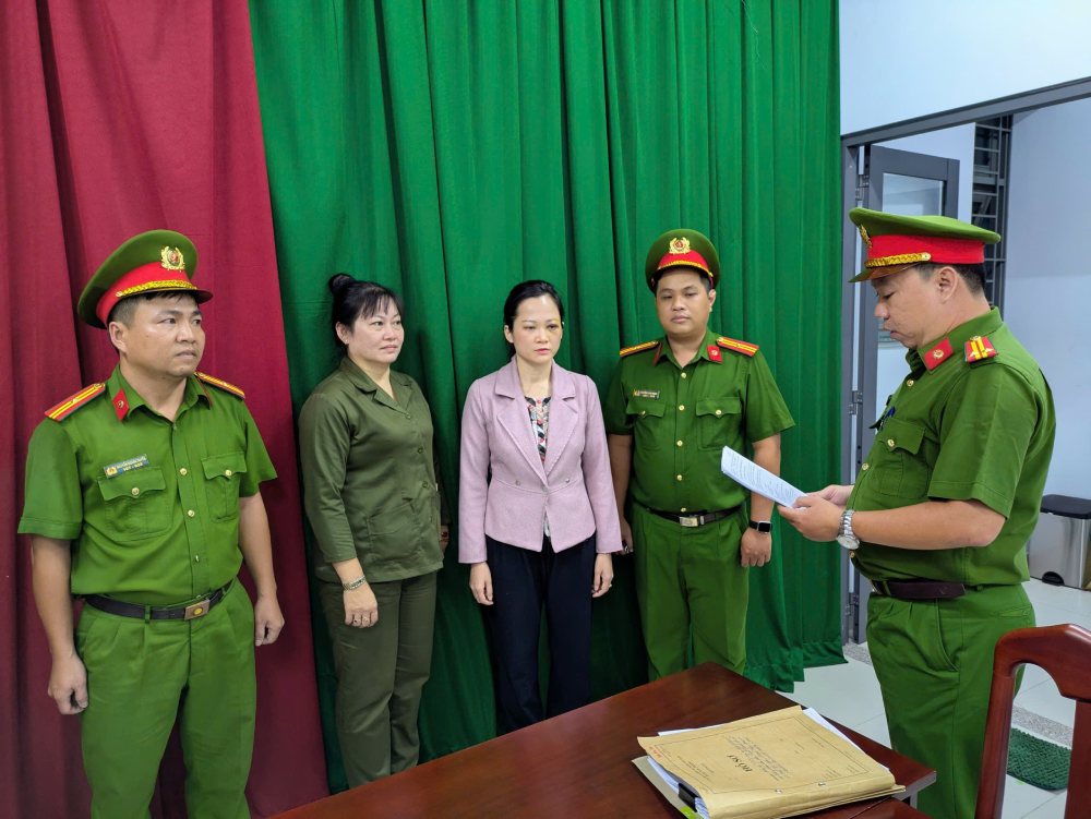 Công an thi hành lệnh đối với bà Nguyễn Thị Tuyết Chinh. Ảnh: CA