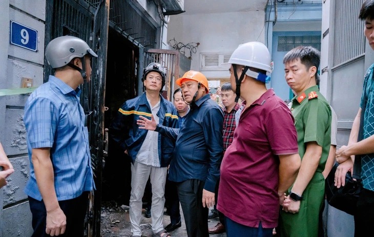 Chủ tịch UBND Hà Nội Trần Sỹ Thanh chỉ đạo tại hiện trường. Ảnh: Tuổi Trẻ.