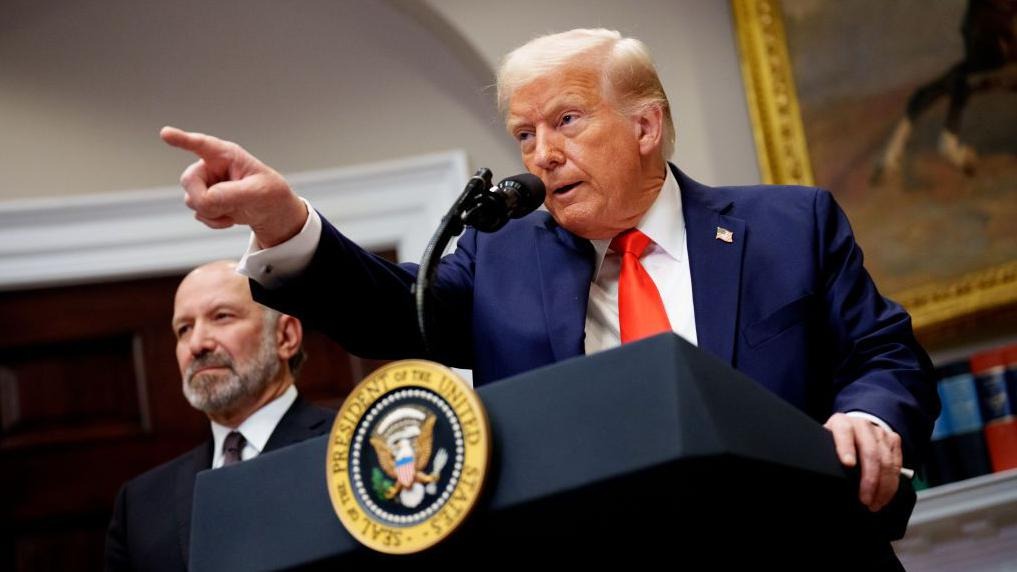 &Ocirc;ng Donald Trump tuy&ecirc;n bố &aacute;p thuế bổ sung 100% đối với h&agrave;ng h&oacute;a từ Trung Quốc.