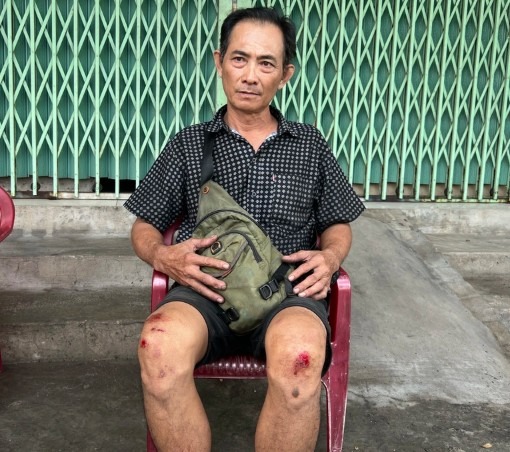 &Ocirc;ng Kh&aacute;nh bị ng&atilde; trầy 2 đầu gối trong l&uacute;c t&igrave;m c&aacute;ch cứu &ocirc;ng T