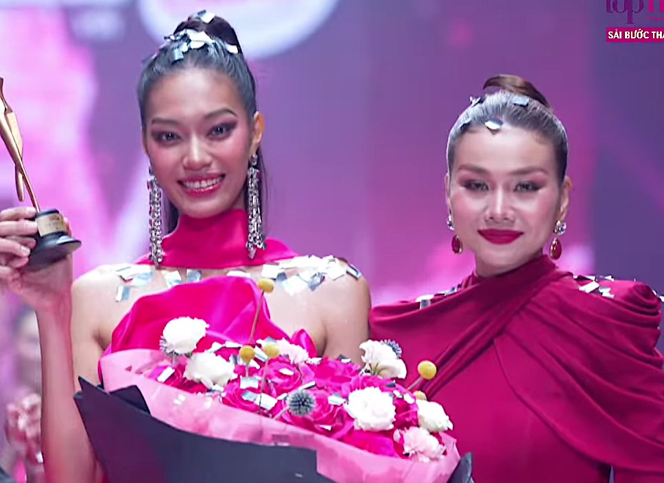 Thanh Hằng nghẹn ng&agrave;o trong gi&acirc;y ph&uacute;t c&ocirc;ng bố kết quả.