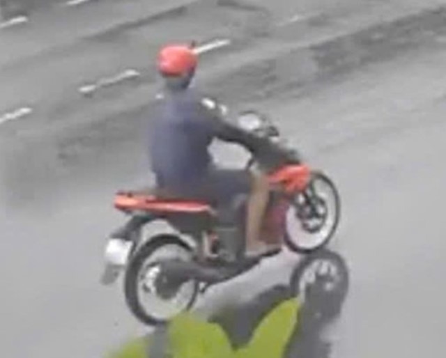 Người đàn ông giả vờ mua cà phê đi để cướp điện thoại.
