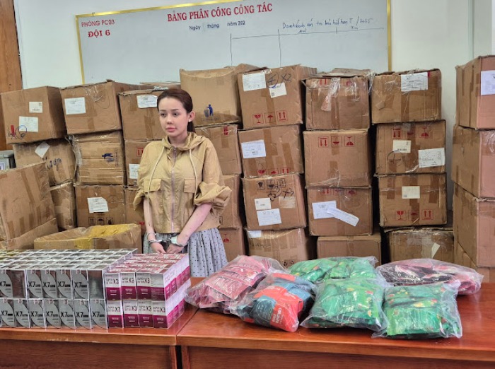 Ng&acirc;n 89 c&ugrave;ng c&aacute;c sản phẩm khi bị bắt. Ảnh: CATPHCM.