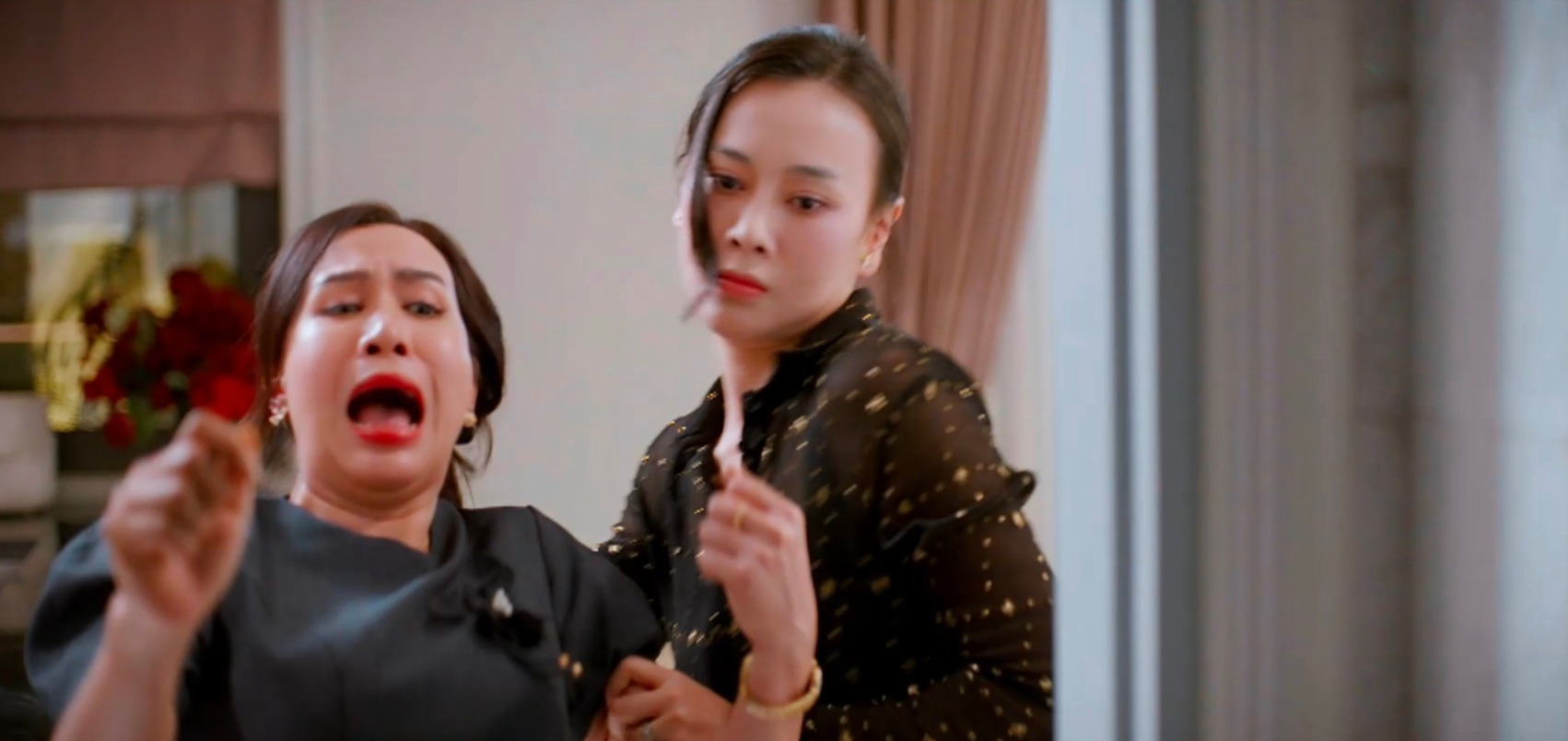 &nbsp;Phương Oanh diễn như l&ecirc;n đồng.&nbsp;