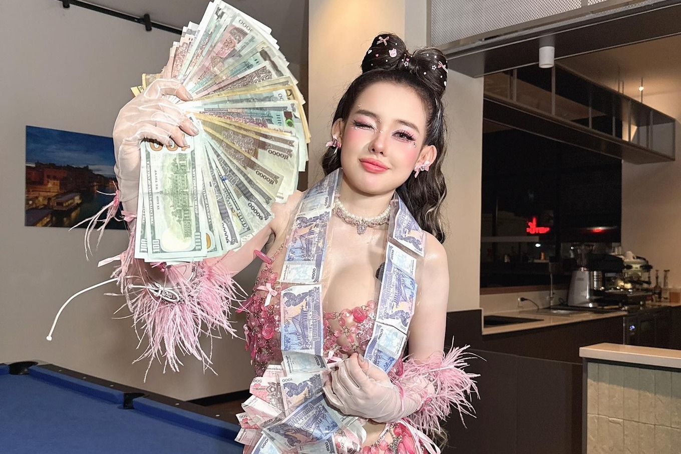 Ngân 98 thường khoe ảnh được khán giả tặng tiền sau các đêm diễn
